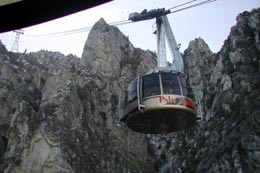 Palm Springs Tramway: Trams pass at halfway point